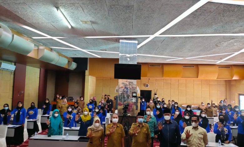 Bupati Kutai Timur Didampingi Arfan Wakil Ketua II DPRD Kutim Mengabadikan Moment Bersama Seluruh Peserta