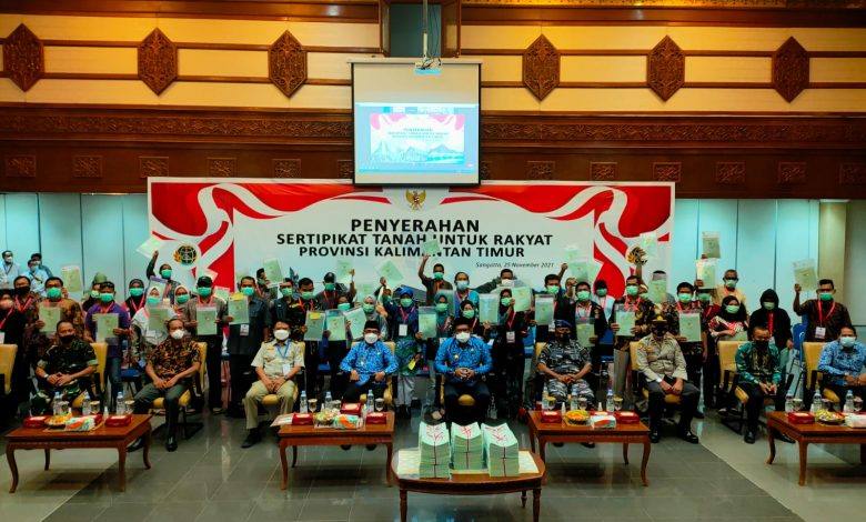 Bupati Dan Wakil Bupati Kutim Mengikuti Penyerahan Sertifikat Kepada Masyarakat