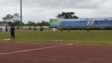 Pemain Persikutim FC Terus Melakukan Serangan Ke Jantung Pertahanan Berau Saturut FC