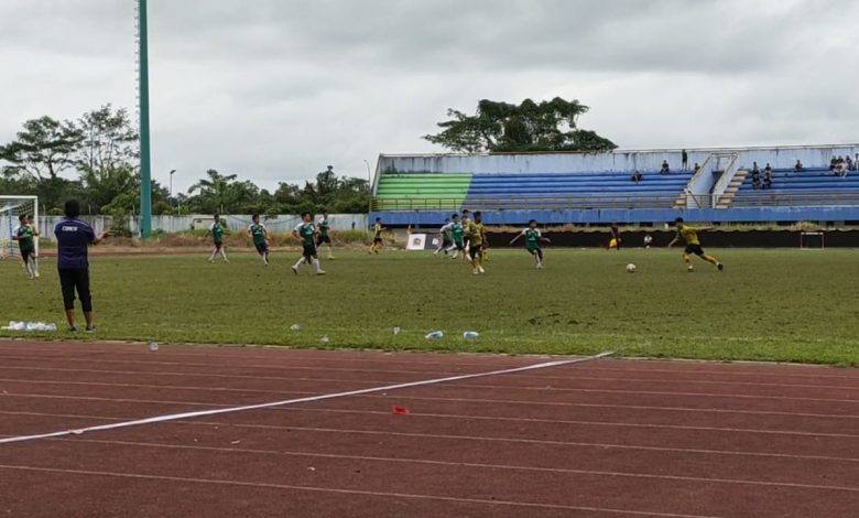 Pemain Persikutim FC Terus Melakukan Serangan Ke Jantung Pertahanan Berau Saturut FC