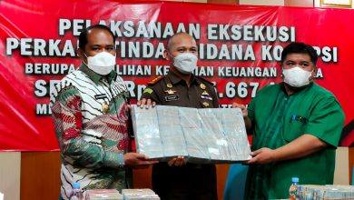 Kepala Kejaksaan Negeri Kutai Timur Menyerahkan Hasil Rampasan Tindak Pidana Korupsi Ke Kas Daerah