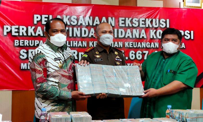 Kepala Kejaksaan Negeri Kutai Timur Menyerahkan Hasil Rampasan Tindak Pidana Korupsi Ke Kas Daerah