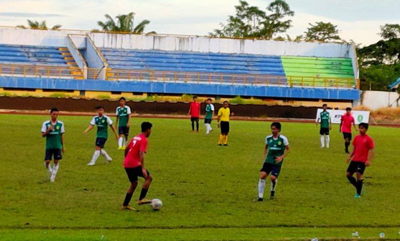Pemain Berau Saturut (Hijau) Saat Berhadapan Dengan Penajam Utama (Merah)