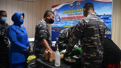 Danlanal Sangatta Memantau Langsung Jalannya Khitanan Massal Di Mako Lanal (Foto : Lanal Sangatta)