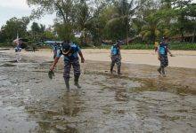 Danlanal Sangatta Pimpin Bersih-Bersih Pantai Teluk Lombok