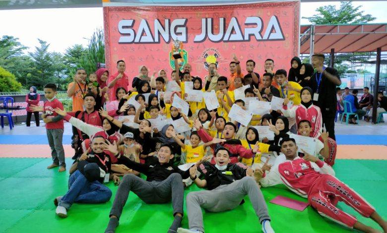 Ketua Kodrat Kutim Moch Misbachul Choir Bersama Atlet Merayakan Kebehasilan Kutim Sebagai Juara Umum
