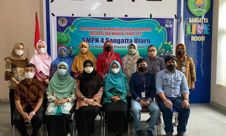 Kepala Sekolah Bersama Instansi Terkait Mengabadikan Moment Usai Terima Sekolah Adiwiyata Nasional Secara Virtual