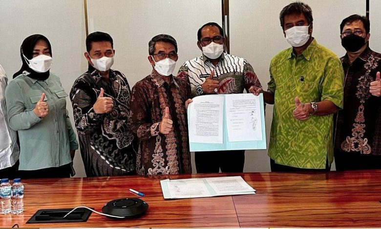 Pemerintah, Wakil Rakyat Dan Manajeman KPC Menandatangani Berita Acara Penyampaian Aspirasi Masyarakat