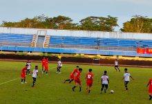 Pemain Mesra FC (Merah) Menghadang Pemain Persikutim (Putih)