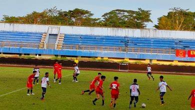 Pemain Mesra FC (Merah) Menghadang Pemain Persikutim (Putih)