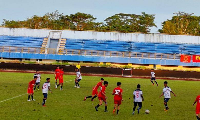 Pemain Mesra FC (Merah) Menghadang Pemain Persikutim (Putih)