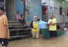Team Gerak P4ST1 Bersama Ketua RT Bagikan Paket Makanan Siap Saji Kepada Warga Kampung Kajang
