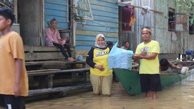 Team Gerak P4ST1 Bersama Ketua RT Bagikan Paket Makanan Siap Saji Kepada Warga Kampung Kajang