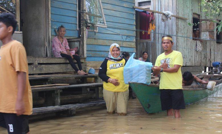 Team Gerak P4ST1 Bersama Ketua RT Bagikan Paket Makanan Siap Saji Kepada Warga Kampung Kajang