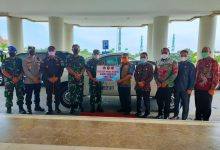 Danlantamal XIII Tarakan Mendampingi Danlanal Menerima Bantuan 1 Unit Mobil Karhutla Dari Pemda Kutim