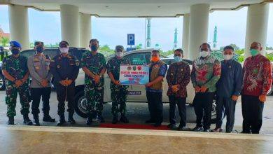 Danlantamal XIII Tarakan Mendampingi Danlanal Menerima Bantuan 1 Unit Mobil Karhutla Dari Pemda Kutim