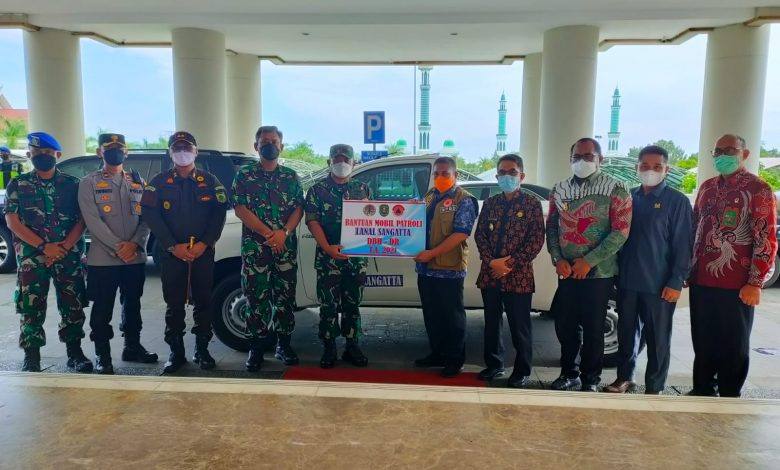 Danlantamal XIII Tarakan Mendampingi Danlanal Menerima Bantuan 1 Unit Mobil Karhutla Dari Pemda Kutim