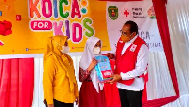 Ketua PMI Kutim Serahkan Paket Pembelajaran Dari KOICA