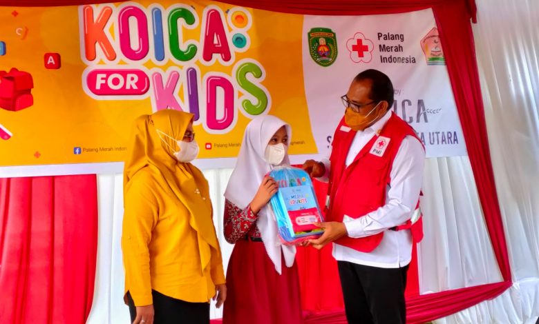 Ketua PMI Kutim Serahkan Paket Pembelajaran Dari KOICA