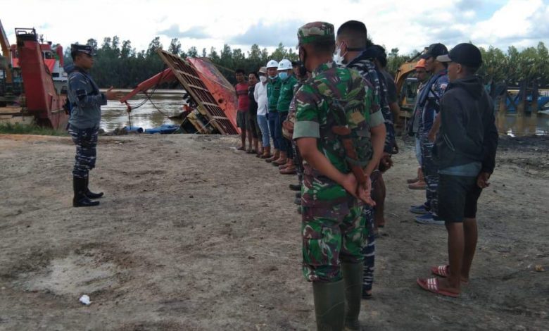 Komandan Pos AL Sangkulirang Pimpin Operasi Evakuasi LCT Rimba Lestari 9