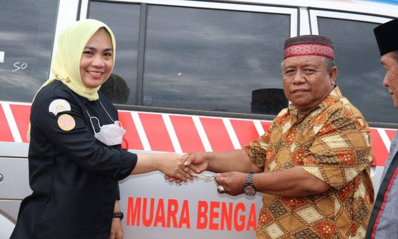 Wakil Ketua I DPRD Kutim Menyerahkan 1 Unit Mobil Ambulance Untuk Warga Desa Muara Bengalon