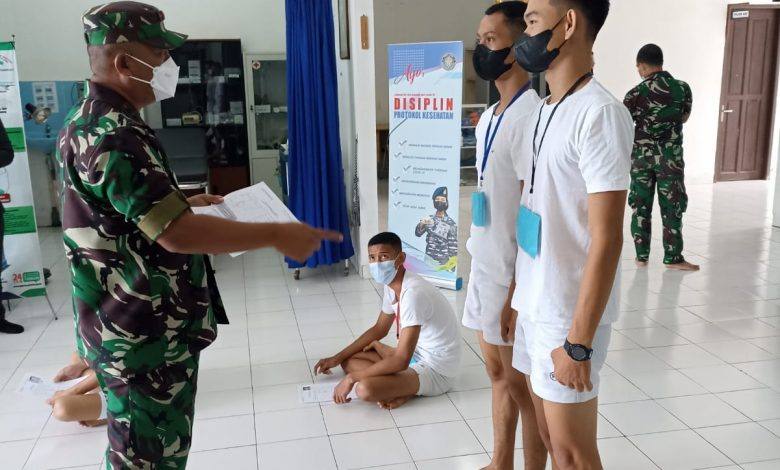 Danlanal Sangatta Meninjau Pelaksanaan Test Kesehatan Calon Bintara Dan Tamtama TNI AL