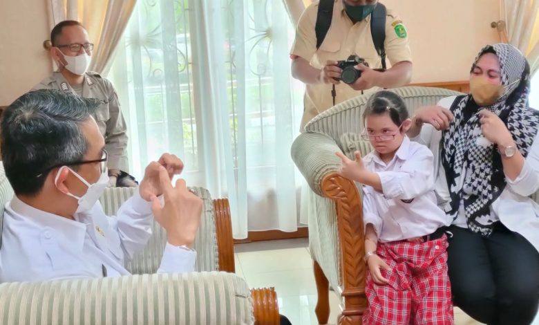 Bupati Kutai Timur Ardiansyah Sulaiman Menyempatkan Bercengkrama Dengan Anak Down Syndrome Yang Berkunjung di Rumah Jabatan