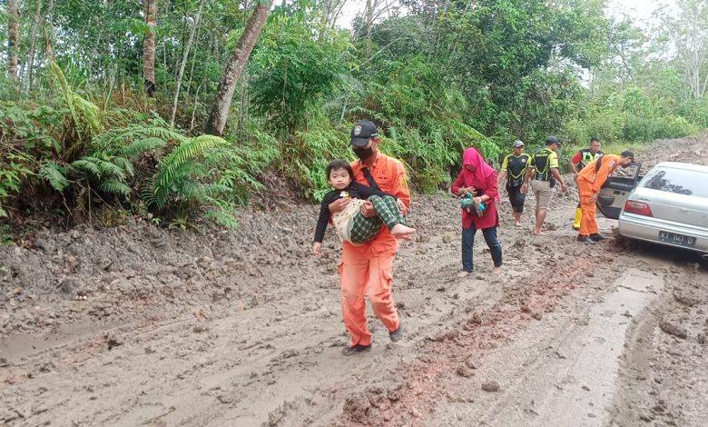 Satu Kelurga Yang Tersesat di Hutan Muara Badak Berhasil Ditemukan Oleh Tim SAR