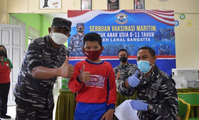 Danlanal Sangatta Langsung Memantau Pelaksanaan Vaksinasi Anak