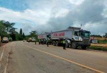 Aparat Dari Polres Kutai Timur Menghentikan Kendaraan Besar Yang Melintasi Diwilayahnya