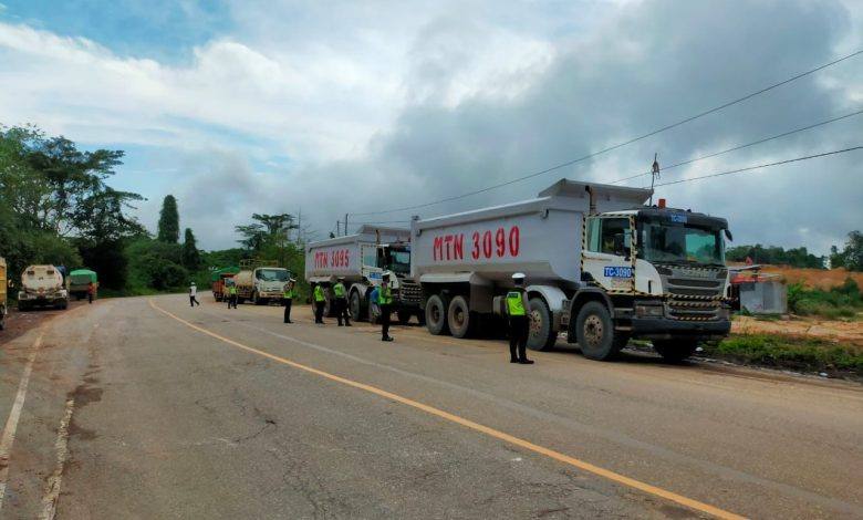 Aparat Dari Polres Kutai Timur Menghentikan Kendaraan Besar Yang Melintasi Diwilayahnya