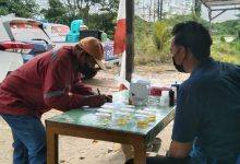 Petugas Melakukan Tes Urin Kesejumlah Supir