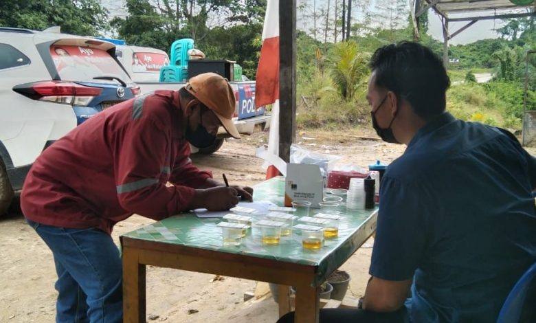 Petugas Melakukan Tes Urin Kesejumlah Supir
