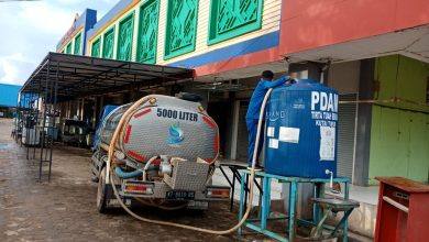Petugas Perumdam Tirta Tuah Benua Distribusikan Air Bersih ke Fasilitas Umum