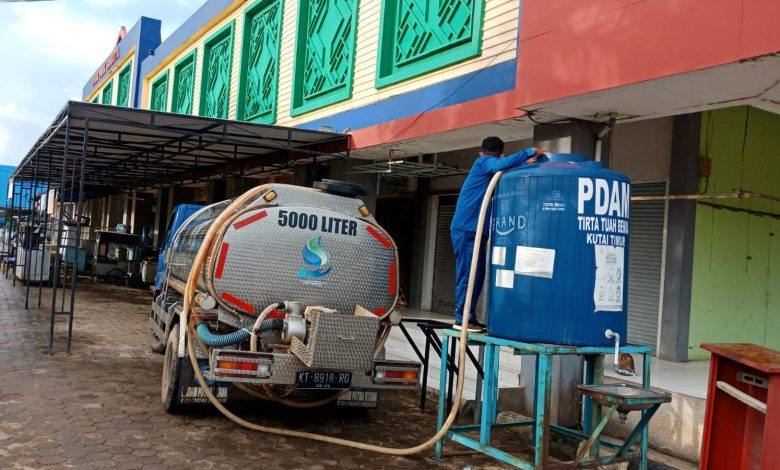 Petugas Perumdam Tirta Tuah Benua Distribusikan Air Bersih ke Fasilitas Umum