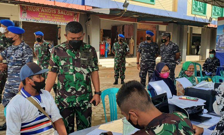 Komandan Lanal Sangatta Berkomunikasi Dengan Masyarakat Yang Mengikuti Vaksinasi