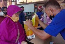 Warga Sangatta Antre Demi Dapatkan Minyak Goreng