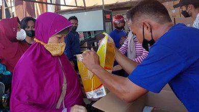 Warga Sangatta Antre Demi Dapatkan Minyak Goreng