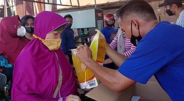 Warga Sangatta Antre Demi Dapatkan Minyak Goreng