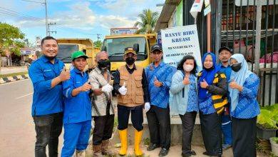 Tim Perumdam TTB Mengabadikan Moment Bersama Bupati Disela-sela Bersih-bersih Kota Sangatta