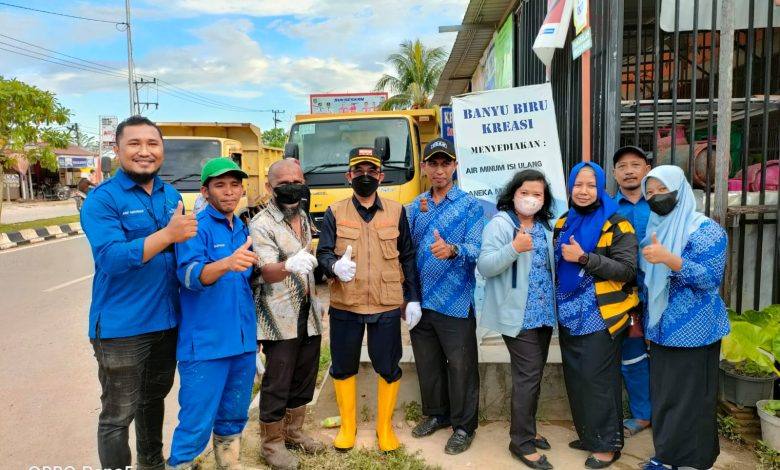 Tim Perumdam TTB Mengabadikan Moment Bersama Bupati Disela-sela Bersih-bersih Kota Sangatta