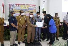 Bupati Kutim Didampingi Wabup, DPRD dan Direktur Utama Perumdam Serahkan Sertifikat Kepada Warga