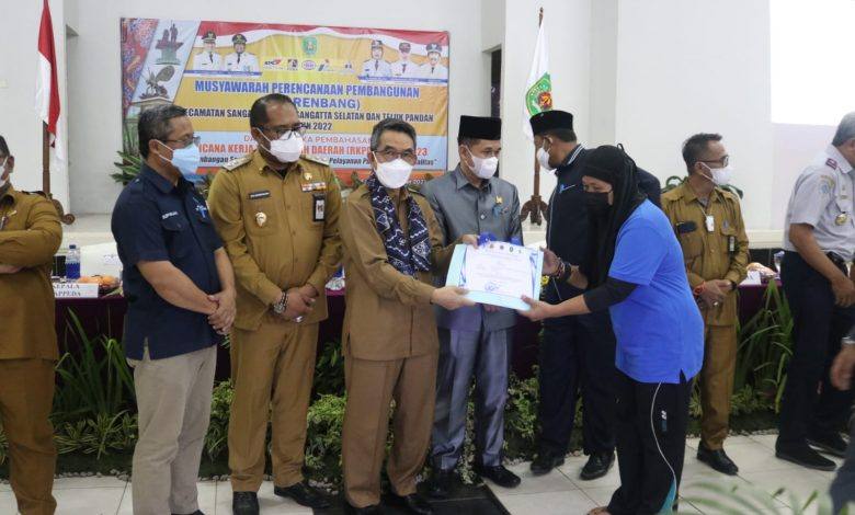 Bupati Kutim Didampingi Wabup, DPRD dan Direktur Utama Perumdam Serahkan Sertifikat Kepada Warga