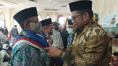 ADV Kominfo Berangkatkan 83 Calhaj, Ardiansyah Minta Calhaj Doakan Pemerintah dan Kabupaten Kutim Semakin Baik SELASAR. CO, Sangatta – Sebelum di berangkatkan menuju Mekkah, Arab Saudi, pada Kamis (30/6/2022) Bupati Kutim Ardiansyah Sulaiman secara resmi memberangkatkan sebanyak 83 Calon Jamaah Haji (Calhaj) dari Masjid Agung Al Faruq, Komplek Islamic Center, menuju embarkasi Haji Batakan, Balikpapan. Dalam kesempatan itu, Bupati Kutim Ardiansyah Sulaiman mengaku jika dirinya mendoakan seluruh Calon Jemaah Haji asal Kutim yang berangkat ke Arab Saudi, Hajinya Mabrur."Kami mendoakan semoga hajinya mabrur. Kemudian diberikan kesehatan serta keselamatan dalam menjalankan semua rukun-rukun haji," kata Ardiansyah Sulaiman saat memberikan sambutan Ardiansyah Sulaiman juga meminta kepada calhaj asal Kutim agar mendoakan pemerintah dan Kabupaten Kutim semakin baik hingga di masa datang. Sebab menurutnya Makkah maupun Madinah adalah tempat yang mustajab untuk berdoa. "Doakan ke depan Kutim jauh dari mara bahaya dan bencana. Masyarakat Kutim selalu mendapat kesehatan dan kesejahateraan, semua pembangunan berjalan dengan baik. Pemerintahnya pun aman dalam melayani," Pintanya Terakhir, ia mengingatkan kepada seluruh calhaj untuk khusyuk beribadah dan niat khusus untuk Allah Subhannahu wa Ta'ala. Agar sepulang dari Tanah Suci menjadi haji yang mabrur. Sementara itu, Kepala Kemenag Kutim Mulyadi Mughni menyampaikan, jamaah calhaj Kutim terdiri dari laki-laki berjumlah 40 orang dan perempuan sebanyak 43 orang. Jadi total Calhaj asal Kutim sebanyak 83 orang ditambah pendamping 2 orang. "Usia tertinggi calon haji dari Kutim adalah 63 tahun bernama Syarunsyah Muhammad Umar dan usia termuda 26 tahun bernama Dwi Ratnaningsih," jelasnya.