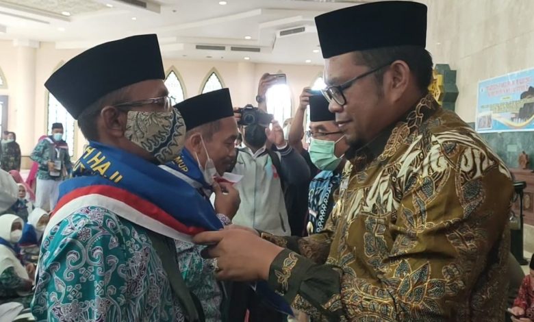 ADV Kominfo Berangkatkan 83 Calhaj, Ardiansyah Minta Calhaj Doakan Pemerintah dan Kabupaten Kutim Semakin Baik SELASAR. CO, Sangatta – Sebelum di berangkatkan menuju Mekkah, Arab Saudi, pada Kamis (30/6/2022) Bupati Kutim Ardiansyah Sulaiman secara resmi memberangkatkan sebanyak 83 Calon Jamaah Haji (Calhaj) dari Masjid Agung Al Faruq, Komplek Islamic Center, menuju embarkasi Haji Batakan, Balikpapan. Dalam kesempatan itu, Bupati Kutim Ardiansyah Sulaiman mengaku jika dirinya mendoakan seluruh Calon Jemaah Haji asal Kutim yang berangkat ke Arab Saudi, Hajinya Mabrur."Kami mendoakan semoga hajinya mabrur. Kemudian diberikan kesehatan serta keselamatan dalam menjalankan semua rukun-rukun haji," kata Ardiansyah Sulaiman saat memberikan sambutan Ardiansyah Sulaiman juga meminta kepada calhaj asal Kutim agar mendoakan pemerintah dan Kabupaten Kutim semakin baik hingga di masa datang. Sebab menurutnya Makkah maupun Madinah adalah tempat yang mustajab untuk berdoa. "Doakan ke depan Kutim jauh dari mara bahaya dan bencana. Masyarakat Kutim selalu mendapat kesehatan dan kesejahateraan, semua pembangunan berjalan dengan baik. Pemerintahnya pun aman dalam melayani," Pintanya Terakhir, ia mengingatkan kepada seluruh calhaj untuk khusyuk beribadah dan niat khusus untuk Allah Subhannahu wa Ta'ala. Agar sepulang dari Tanah Suci menjadi haji yang mabrur. Sementara itu, Kepala Kemenag Kutim Mulyadi Mughni menyampaikan, jamaah calhaj Kutim terdiri dari laki-laki berjumlah 40 orang dan perempuan sebanyak 43 orang. Jadi total Calhaj asal Kutim sebanyak 83 orang ditambah pendamping 2 orang. "Usia tertinggi calon haji dari Kutim adalah 63 tahun bernama Syarunsyah Muhammad Umar dan usia termuda 26 tahun bernama Dwi Ratnaningsih," jelasnya.