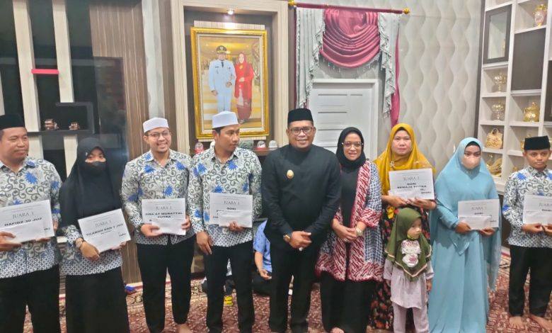 Wabup dan Istri Serahkan Bonus